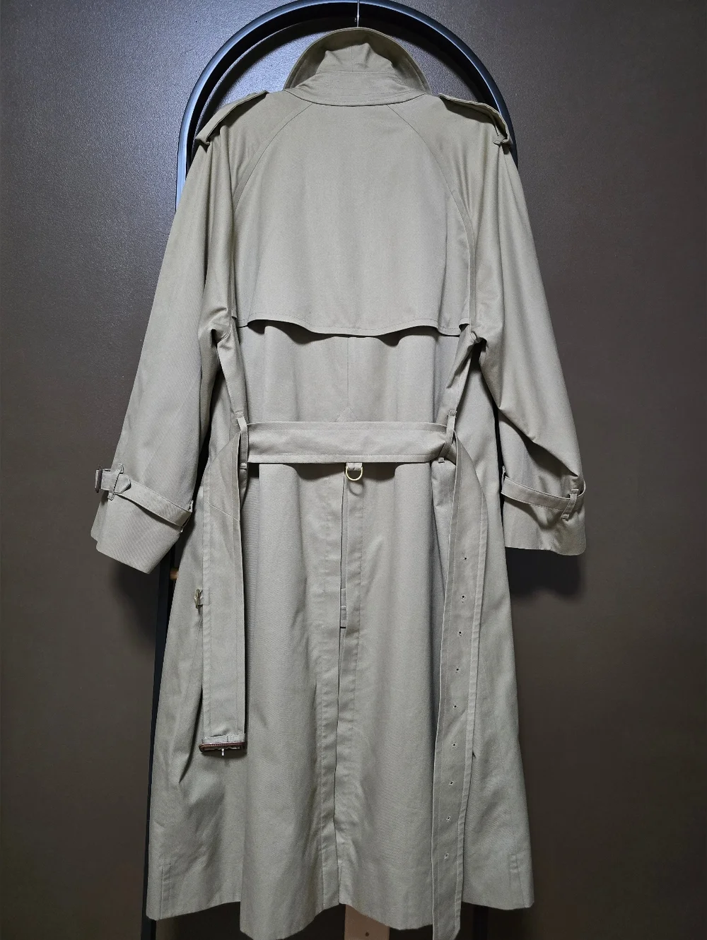 Burberry Classic Beige Double-Breasted Trench Coat with Check Lining - Picture 2 of 12